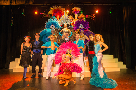 Salut avec toute la trope du cabaret. (Danseuses, danseurs, meneuse de revue, attactions visuelles...