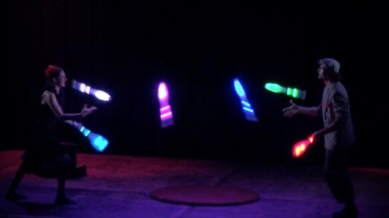 Duo de passing avec massues lumineuses multicolores