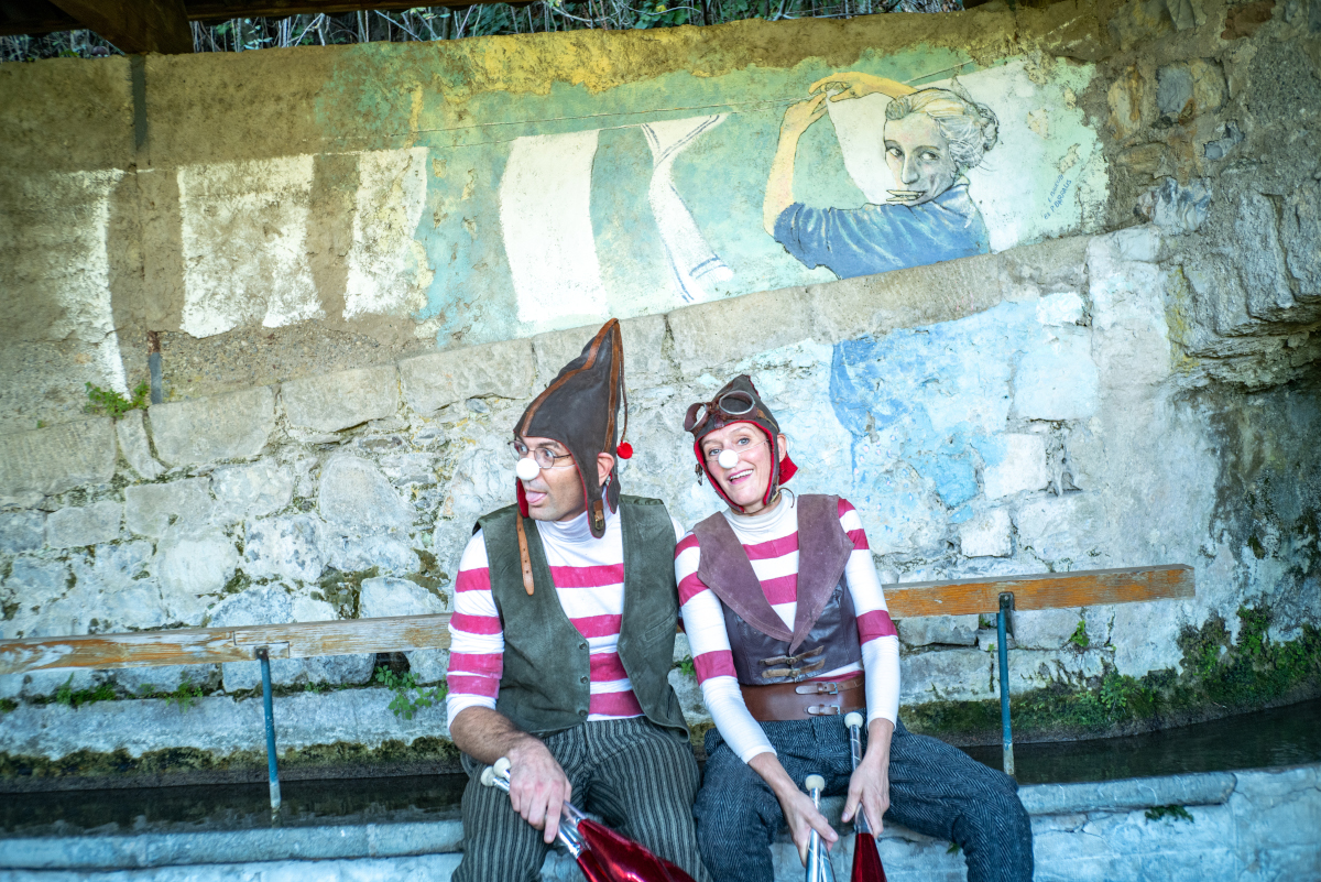 Deux lutins de la cie La rue luberlu se reposent au lavoir du village de villars.