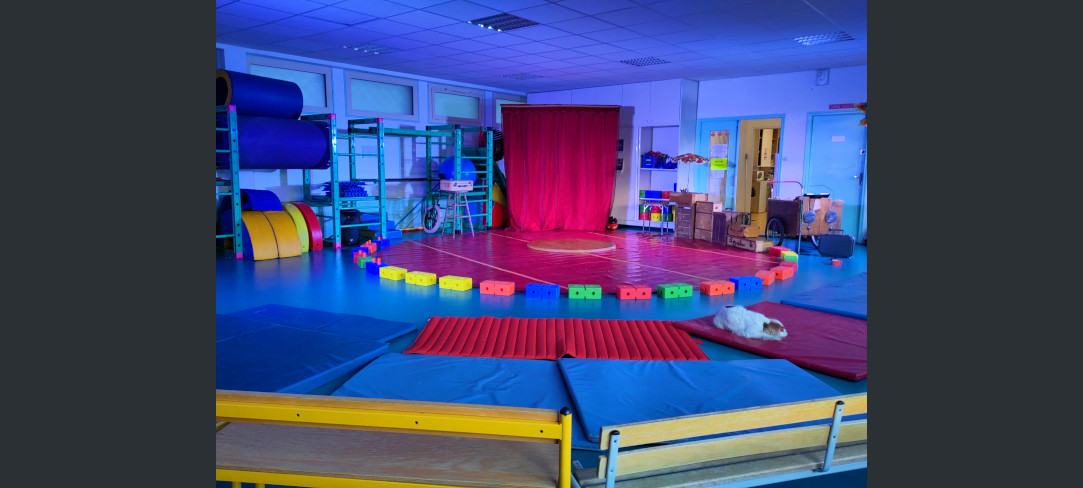 Instalation du spectacle de noël pour enfants dans une école.