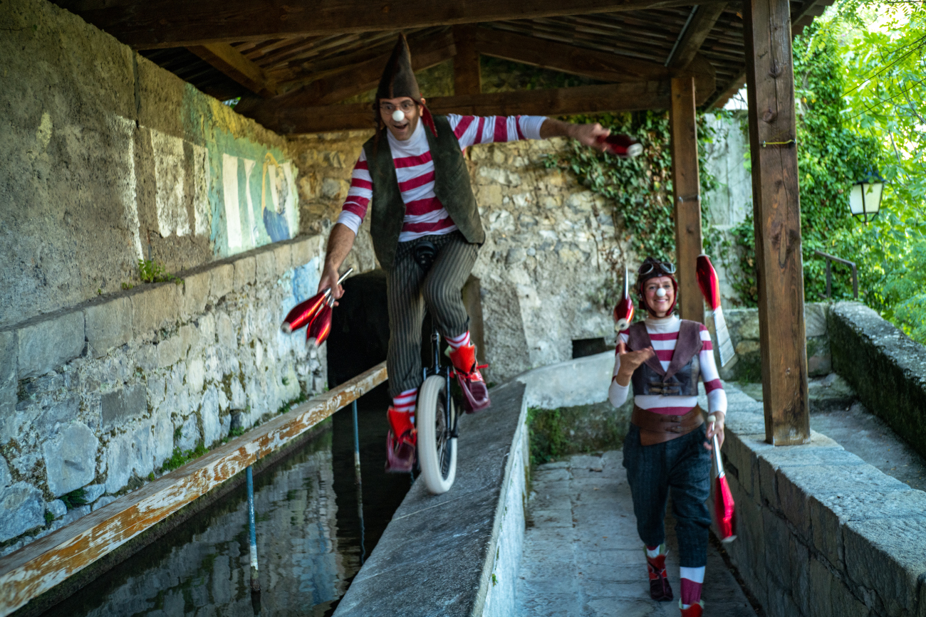 Deambulation de rue, Elle en jonglant, lui en monocycle sur un muret