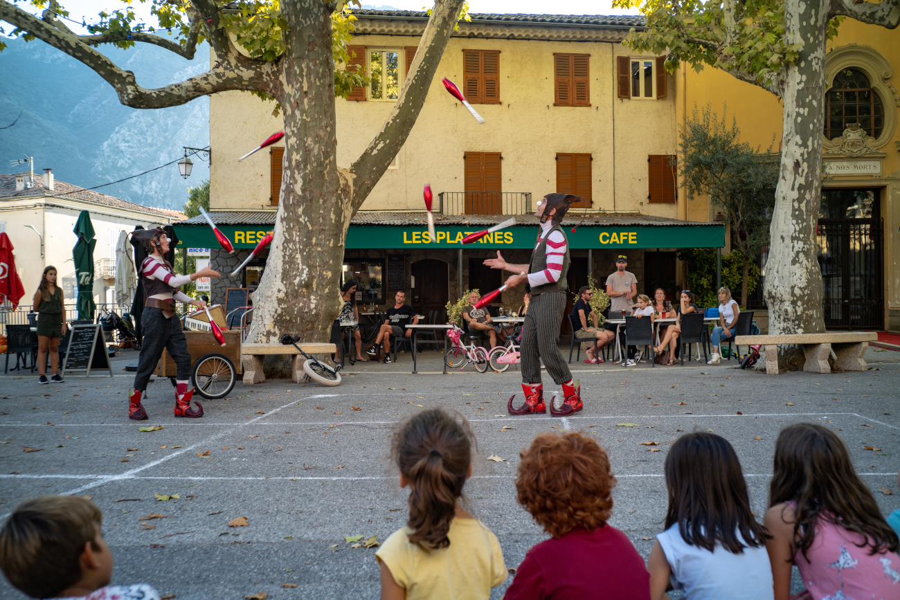 Spectacle de cirque des Lutins pour les enfants du villge. jonglerie avec 8 massues en passing