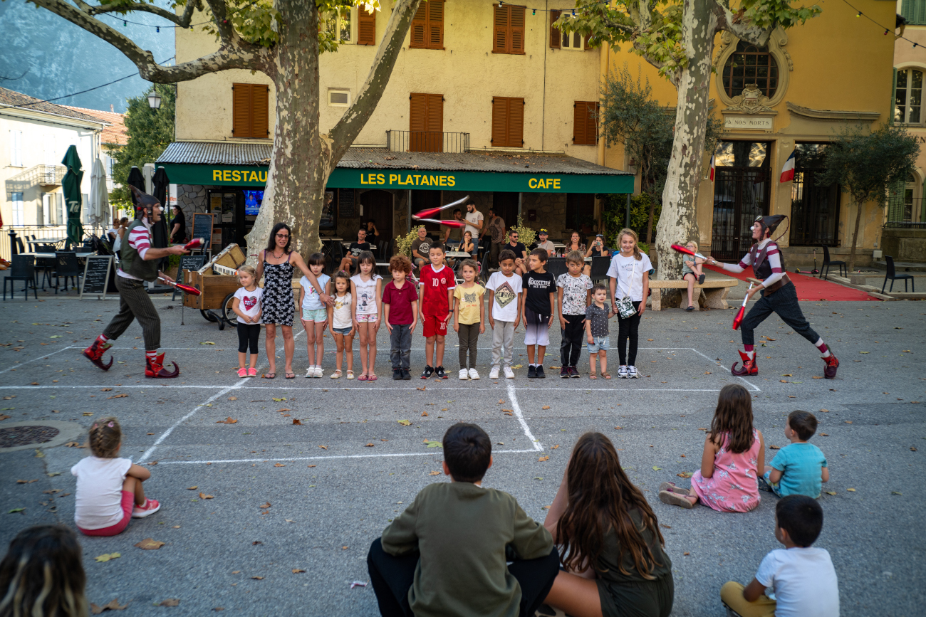 Spectacle en interaction avec les enfants.