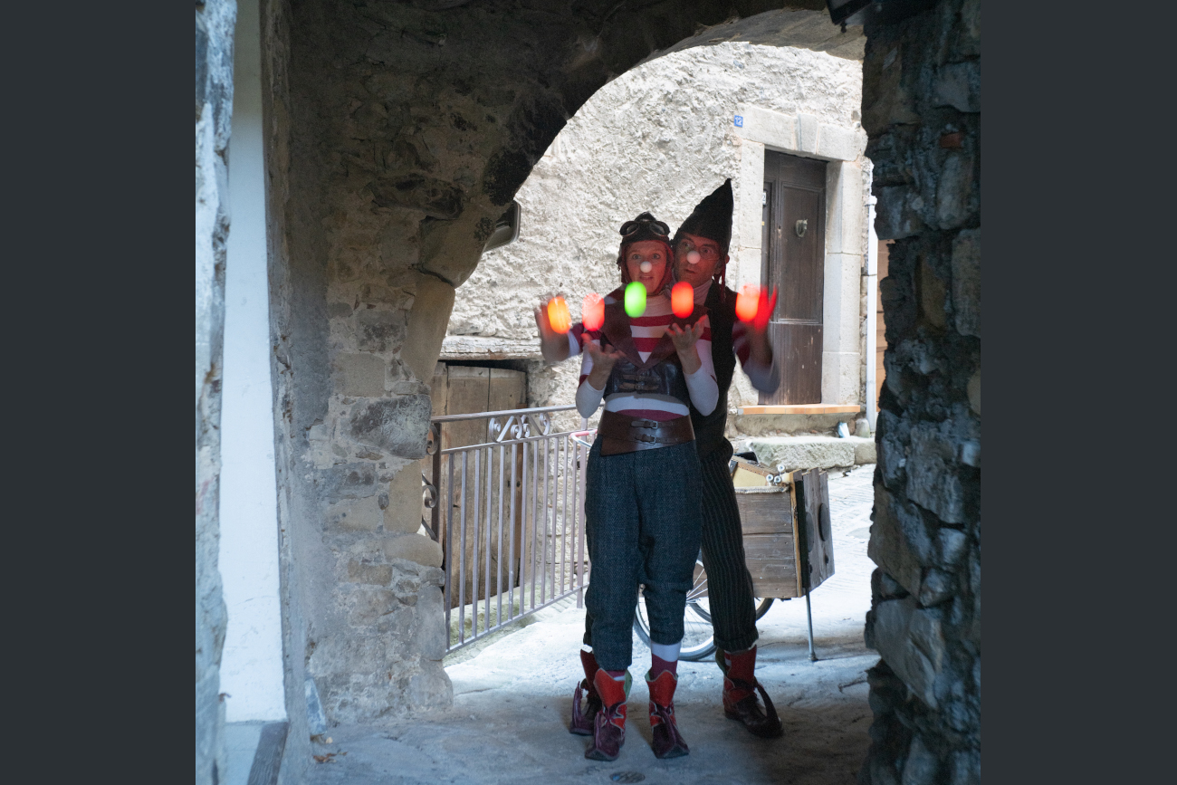 2 Lutins jouent dans les rue du village. ils ont une carriole avec tout leur materiel de cirque